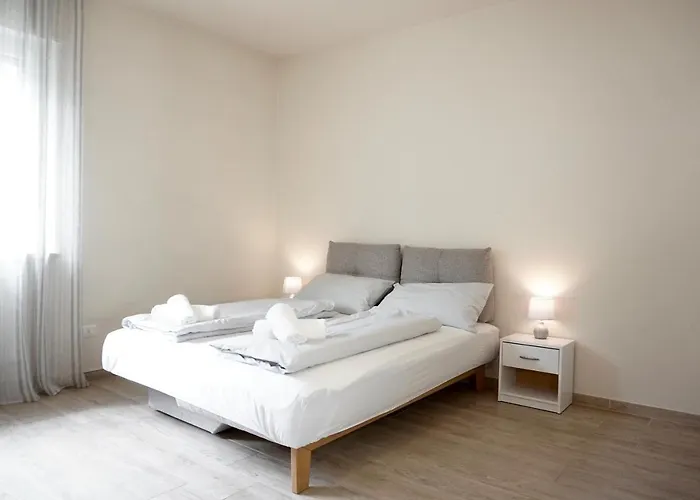 Bright Studio Apartment With Free Private Parking