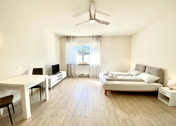 Bright Studio Apartment With Free Private Parking