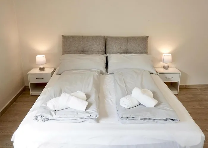 Bright Studio Apartment With Free Private Parking